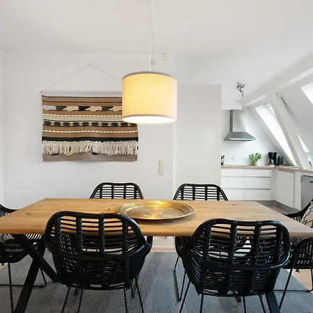 Sanders Leaves - Cute One-bedroom With A Large Rooftop Terrace